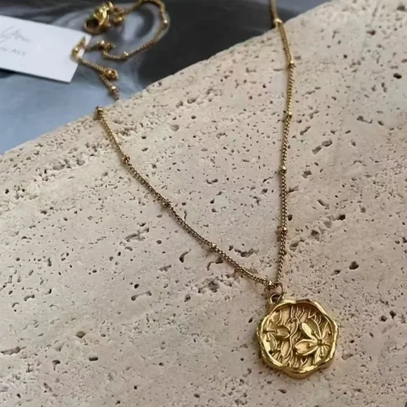 NEW Gold Tone Round Tag Floral Print Necklace - Picture 2 of 4